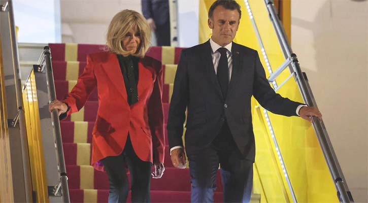 বিমানে স্ত্রীর হাতে ‘থাপ্পড়’ খেলেন ফরাসি প্রেসিডেন্ট ম্যাক্রোঁ (ভিডিও)